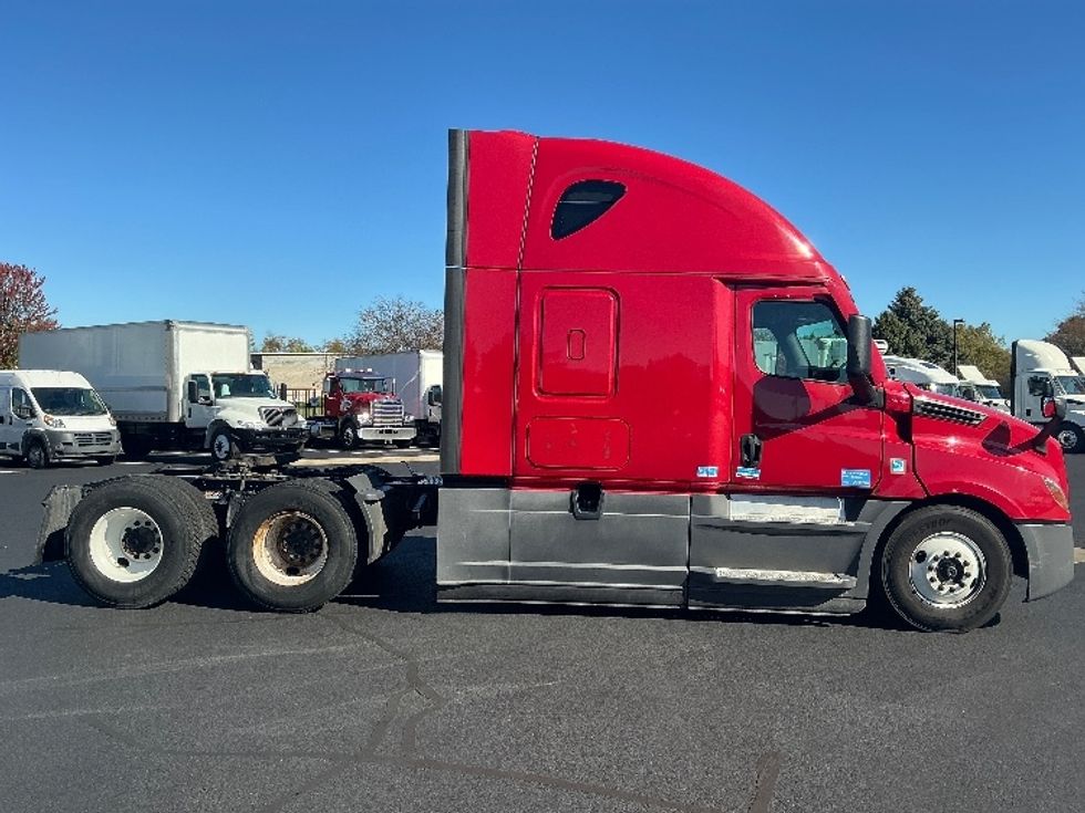 Sleeper Tractor-Heavy Duty Tractors-Freightliner-2022-T12664ST-South Bend-IN-509,424\n\t\tmiles-$ 66,000 - Image 8