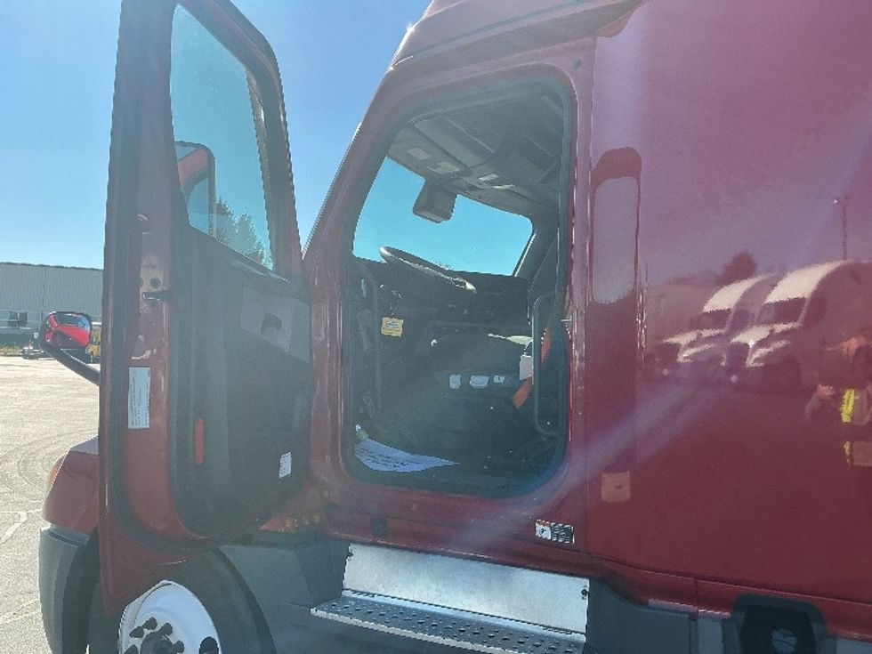 Sleeper Tractor-Heavy Duty Tractors-Freightliner-2022-T12664ST-South Bend-IN-509,424\n\t\tmiles-$ 66,000 - Image 9