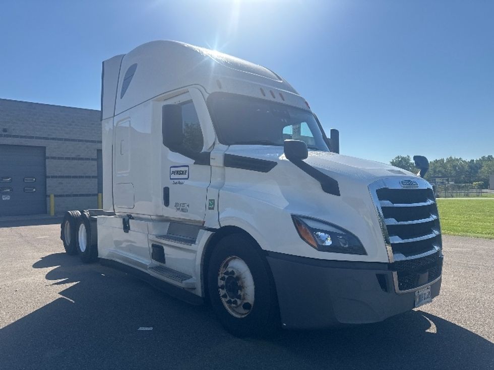 Sleeper Tractor-Heavy Duty Tractors-Freightliner-2022-T12664ST-South Boston-VA-394,692\n\t\tmiles-$ 90,000 - Image 1