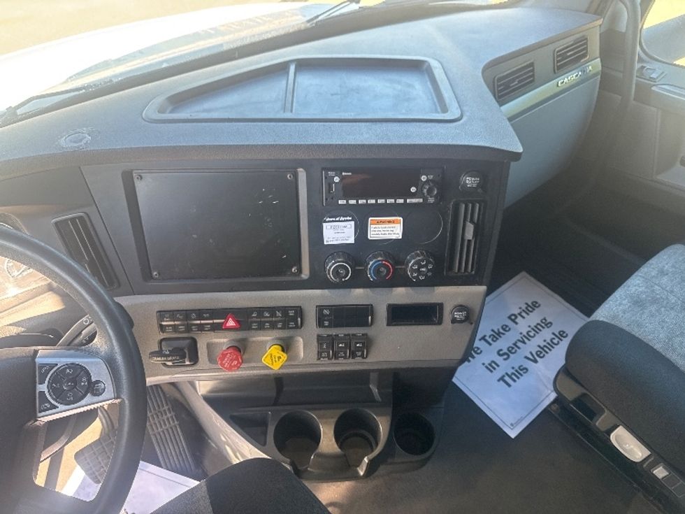 Sleeper Tractor-Heavy Duty Tractors-Freightliner-2022-T12664ST-South Boston-VA-394,692\n\t\tmiles-$ 90,000 - Image 12