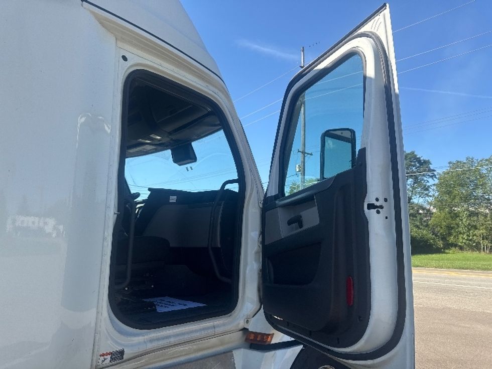 Sleeper Tractor-Heavy Duty Tractors-Freightliner-2022-T12664ST-South Boston-VA-394,692\n\t\tmiles-$ 90,000 - Image 13