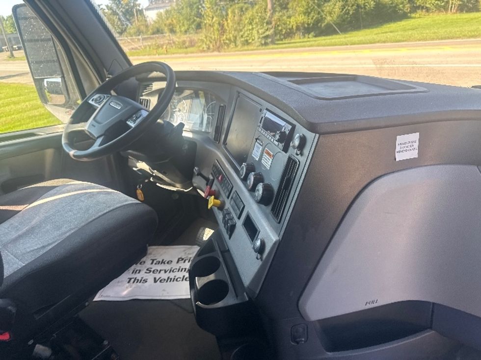 Sleeper Tractor-Heavy Duty Tractors-Freightliner-2022-T12664ST-South Boston-VA-394,692\n\t\tmiles-$ 90,000 - Image 15