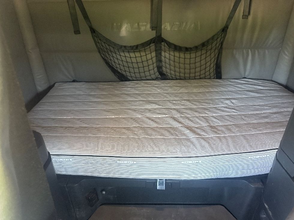 Sleeper Tractor-Heavy Duty Tractors-Freightliner-2022-T12664ST-South Boston-VA-394,692\n\t\tmiles-$ 90,000 - Image 16