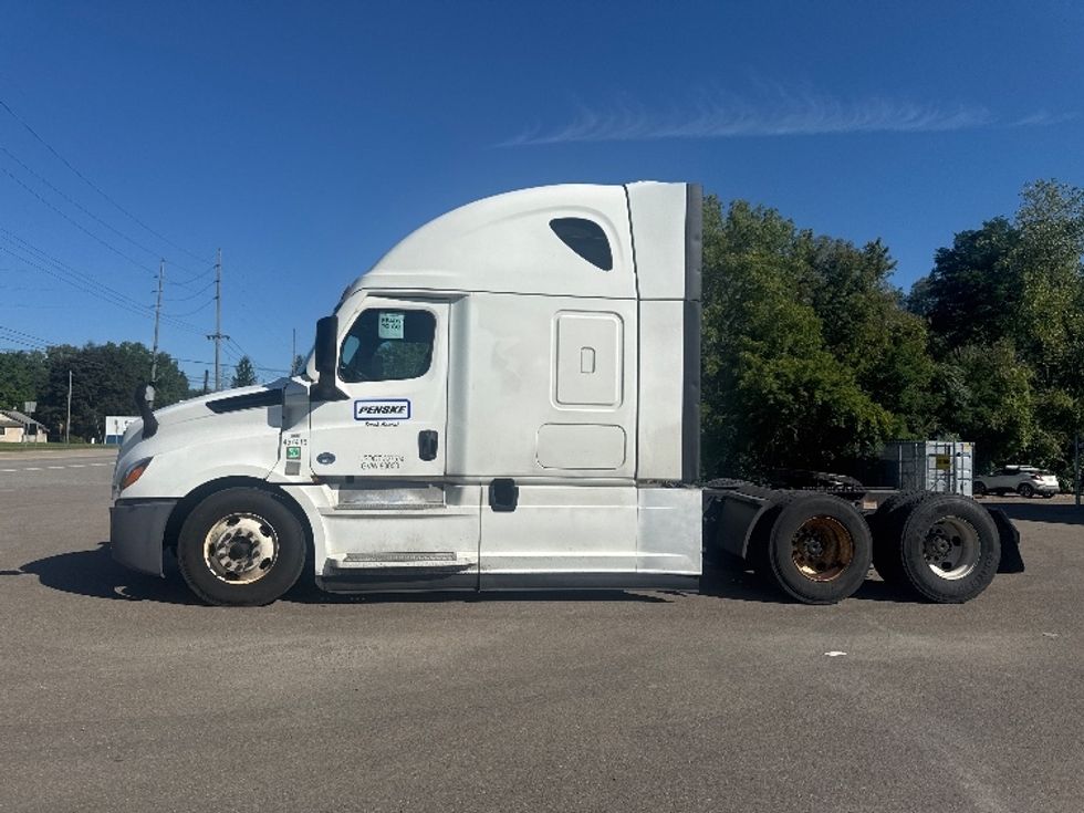 Sleeper Tractor-Heavy Duty Tractors-Freightliner-2022-T12664ST-South Boston-VA-394,692\n\t\tmiles-$ 90,000 - Image 4
