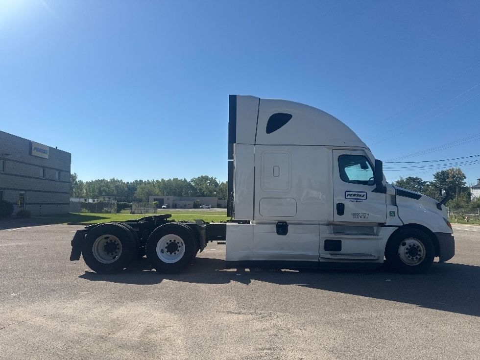 Sleeper Tractor-Heavy Duty Tractors-Freightliner-2022-T12664ST-South Boston-VA-394,692\n\t\tmiles-$ 90,000 - Image 8