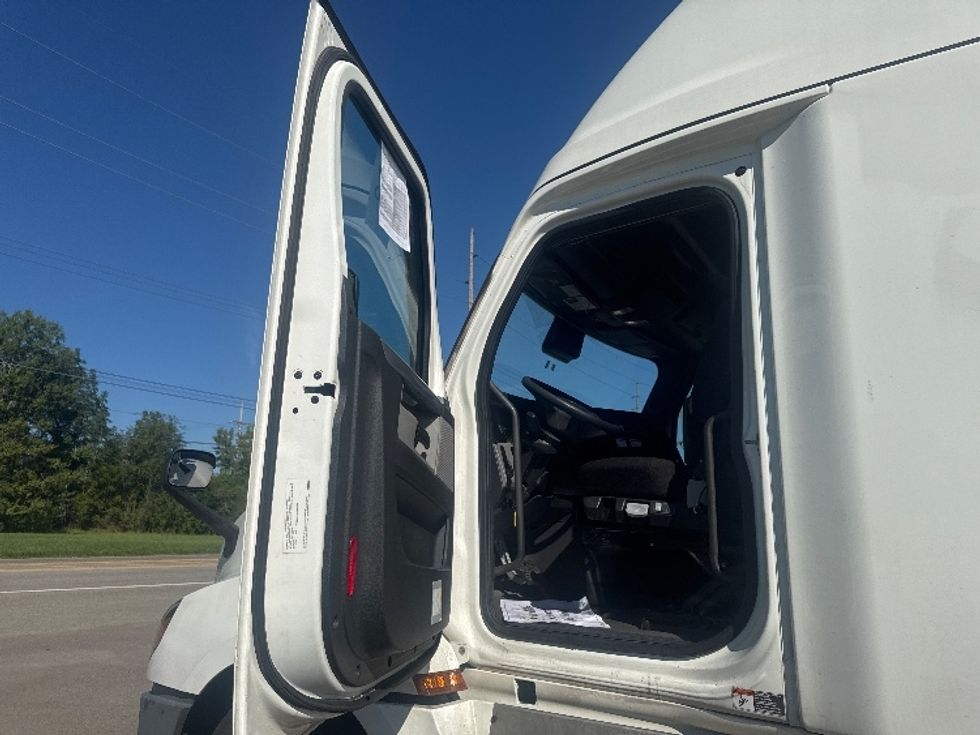 Sleeper Tractor-Heavy Duty Tractors-Freightliner-2022-T12664ST-South Boston-VA-394,692\n\t\tmiles-$ 90,000 - Image 9