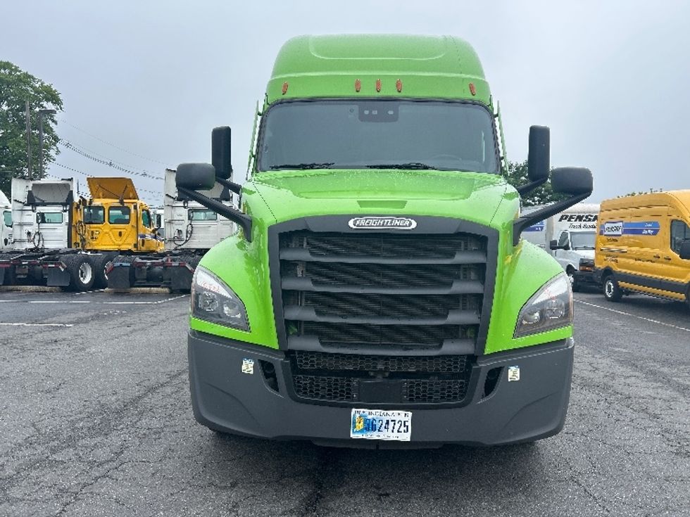2022 Freightliner Cascadia 126" Sleeper Cab photo 2