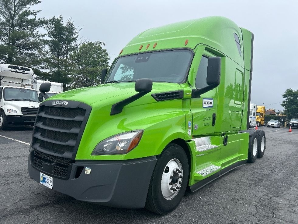 2022 Freightliner Cascadia 126" Sleeper Cab photo 3