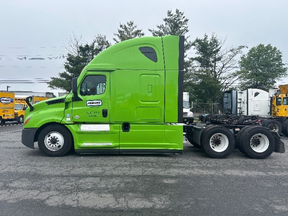 2022 Freightliner Cascadia 126" Sleeper Cab photo 4