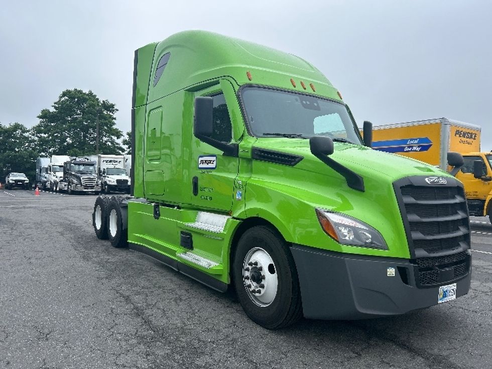 Sleeper Tractor-Heavy Duty Tractors-Freightliner-2022-T12664ST-South Plainfield-NJ-511,569\n\t\tmiles-$ 66,250 - Image 1