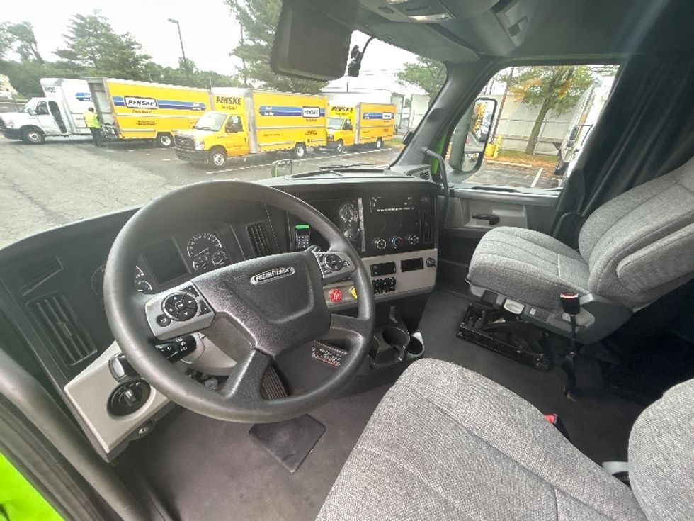 Sleeper Tractor-Heavy Duty Tractors-Freightliner-2022-T12664ST-South Plainfield-NJ-511,569\n\t\tmiles-$ 66,250 - Image 10