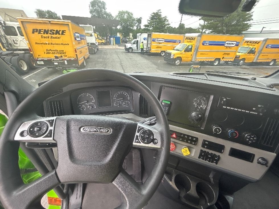 Sleeper Tractor-Heavy Duty Tractors-Freightliner-2022-T12664ST-South Plainfield-NJ-511,569\n\t\tmiles-$ 66,250 - Image 11