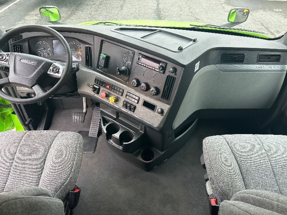 Sleeper Tractor-Heavy Duty Tractors-Freightliner-2022-T12664ST-South Plainfield-NJ-511,569\n\t\tmiles-$ 66,250 - Image 12