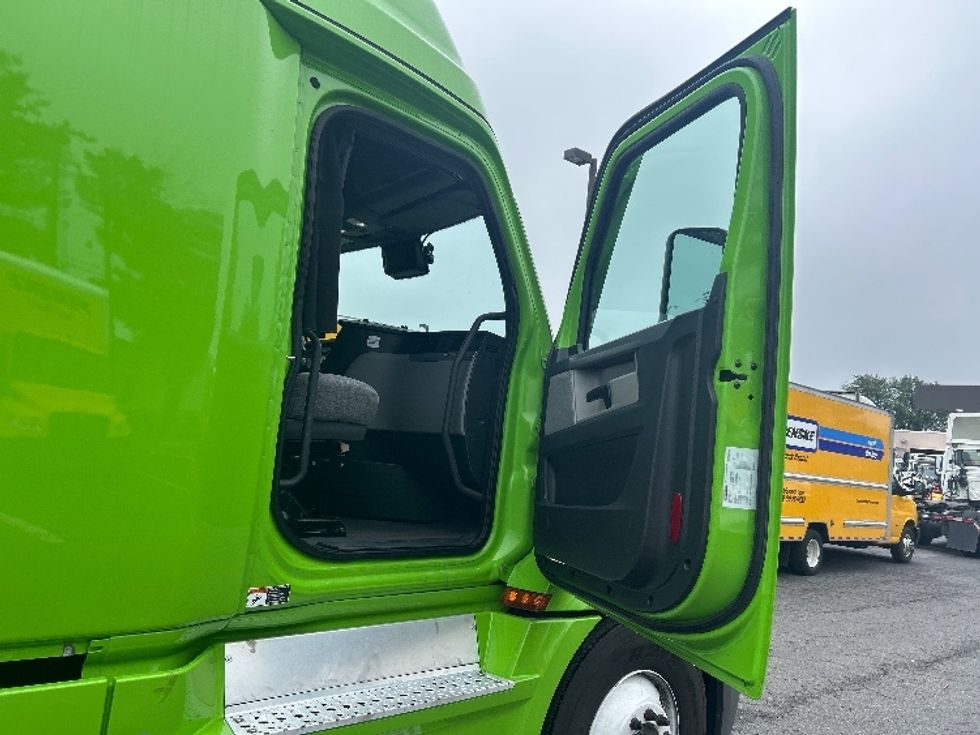 Sleeper Tractor-Heavy Duty Tractors-Freightliner-2022-T12664ST-South Plainfield-NJ-511,569\n\t\tmiles-$ 66,250 - Image 13