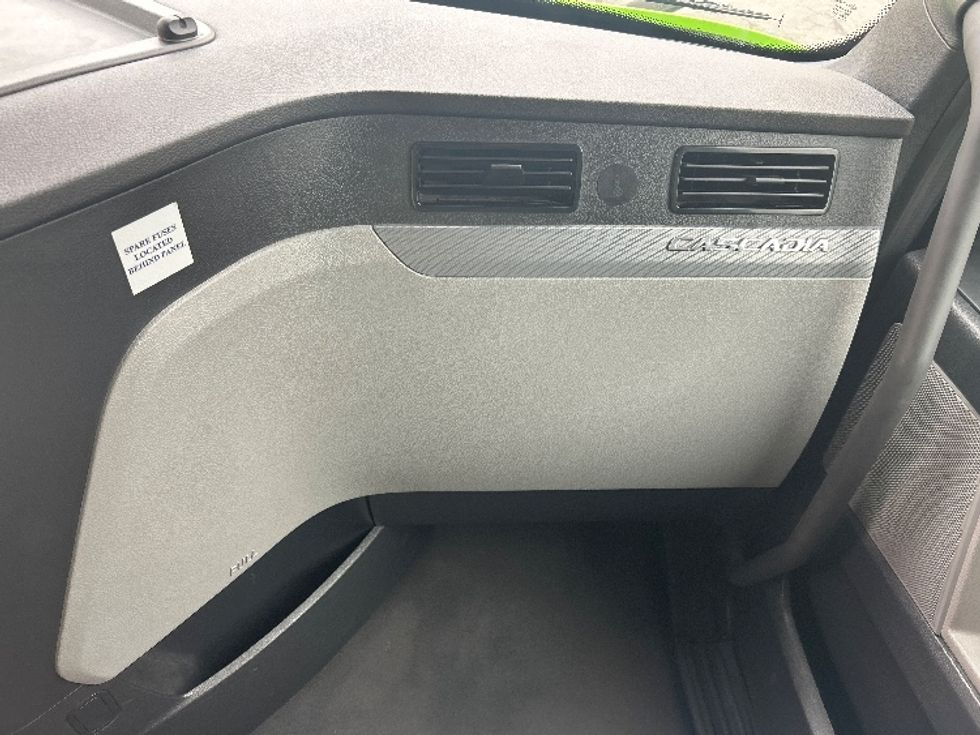 Sleeper Tractor-Heavy Duty Tractors-Freightliner-2022-T12664ST-South Plainfield-NJ-511,569\n\t\tmiles-$ 66,250 - Image 14