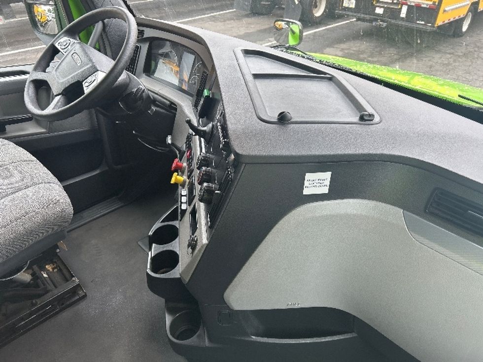 Sleeper Tractor-Heavy Duty Tractors-Freightliner-2022-T12664ST-South Plainfield-NJ-511,569\n\t\tmiles-$ 66,250 - Image 15