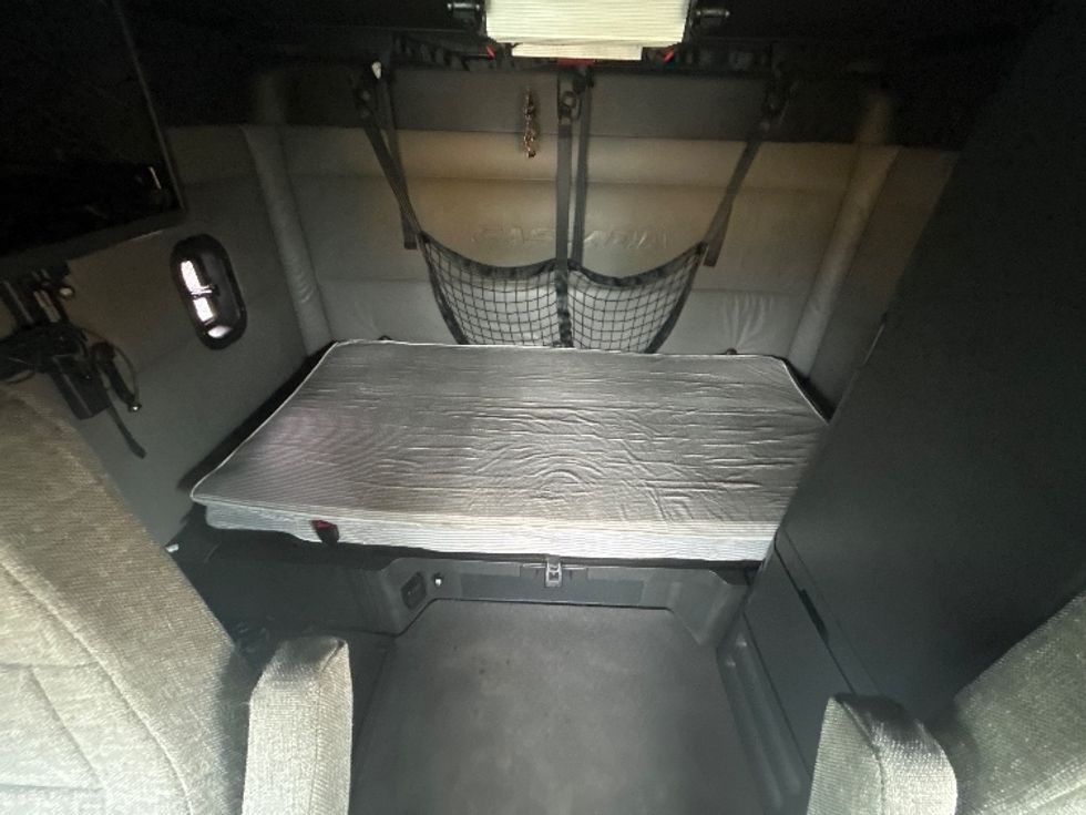 Sleeper Tractor-Heavy Duty Tractors-Freightliner-2022-T12664ST-South Plainfield-NJ-511,569\n\t\tmiles-$ 66,250 - Image 16