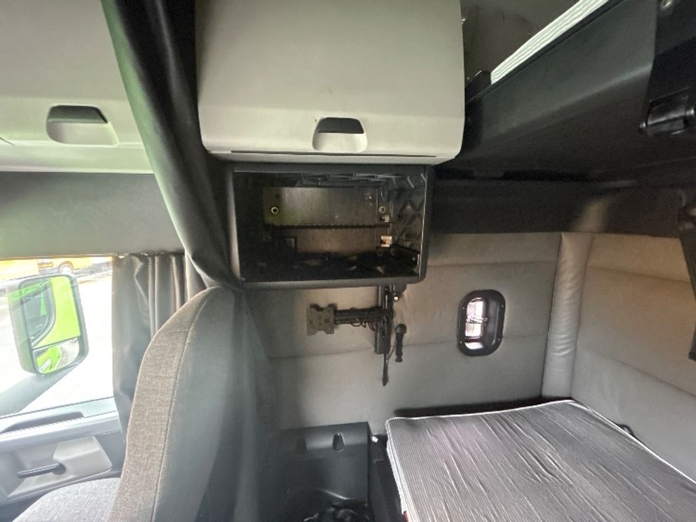Sleeper Tractor-Heavy Duty Tractors-Freightliner-2022-T12664ST-South Plainfield-NJ-511,569\n\t\tmiles-$ 66,250 - Image 18