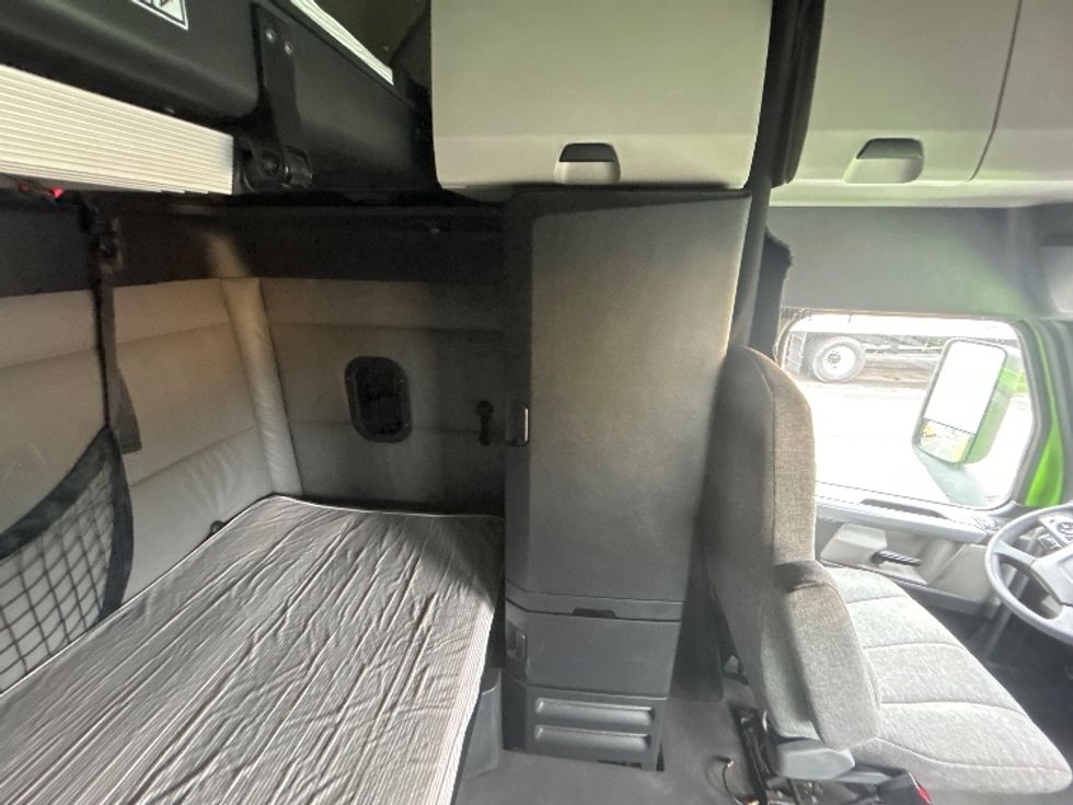 Sleeper Tractor-Heavy Duty Tractors-Freightliner-2022-T12664ST-South Plainfield-NJ-511,569\n\t\tmiles-$ 66,250 - Image 19