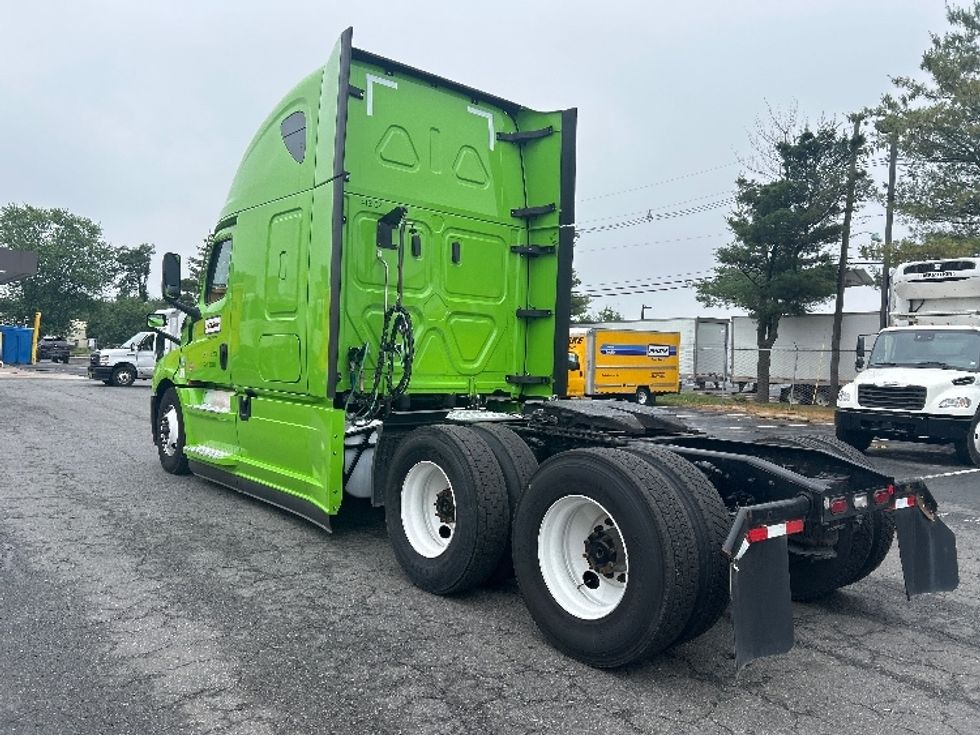 Sleeper Tractor-Heavy Duty Tractors-Freightliner-2022-T12664ST-South Plainfield-NJ-511,569\n\t\tmiles-$ 66,250 - Image 5