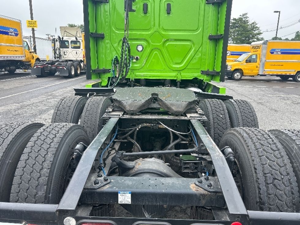 Sleeper Tractor-Heavy Duty Tractors-Freightliner-2022-T12664ST-South Plainfield-NJ-511,569\n\t\tmiles-$ 66,250 - Image 6