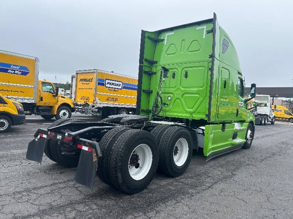 Sleeper Tractor-Heavy Duty Tractors-Freightliner-2022-T12664ST-South Plainfield-NJ-511,569\n\t\tmiles-$ 66,250 - Image 7