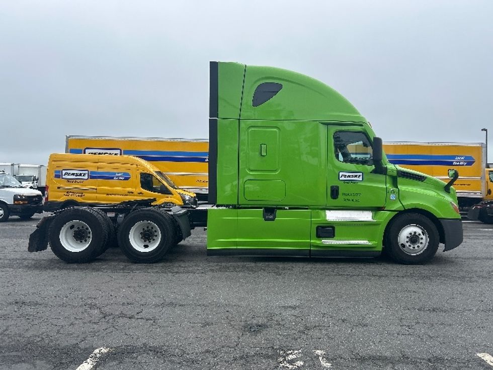 Sleeper Tractor-Heavy Duty Tractors-Freightliner-2022-T12664ST-South Plainfield-NJ-511,569\n\t\tmiles-$ 66,250 - Image 8