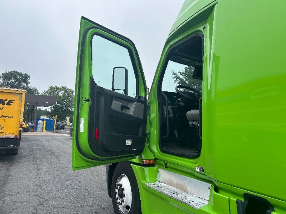 Sleeper Tractor-Heavy Duty Tractors-Freightliner-2022-T12664ST-South Plainfield-NJ-511,569\n\t\tmiles-$ 66,250 - Image 9