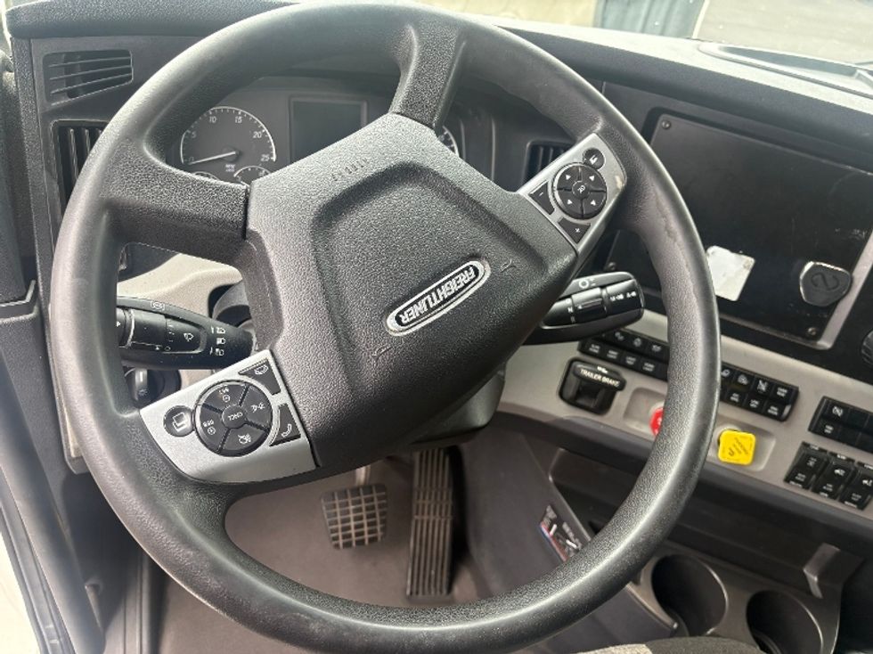 Sleeper Tractor-Heavy Duty Tractors-Freightliner-2022-T12664ST-South Plainfield-NJ-573,208\n\t\tmiles-$ 60,750 - Image 10