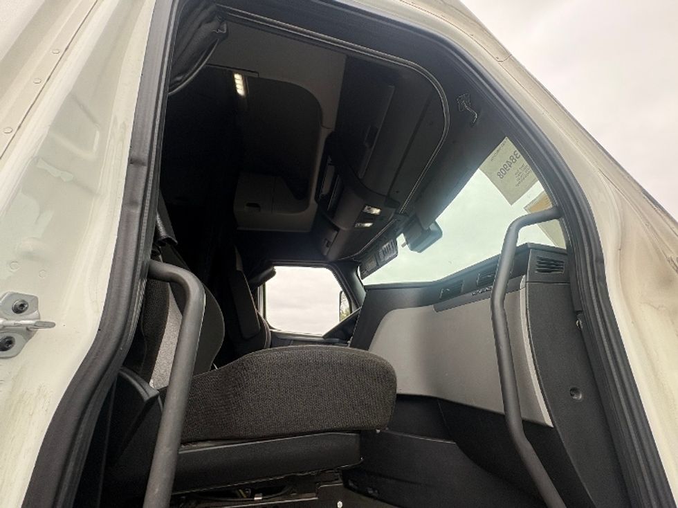 Sleeper Tractor-Heavy Duty Tractors-Freightliner-2022-T12664ST-South Plainfield-NJ-573,208\n\t\tmiles-$ 60,750 - Image 13