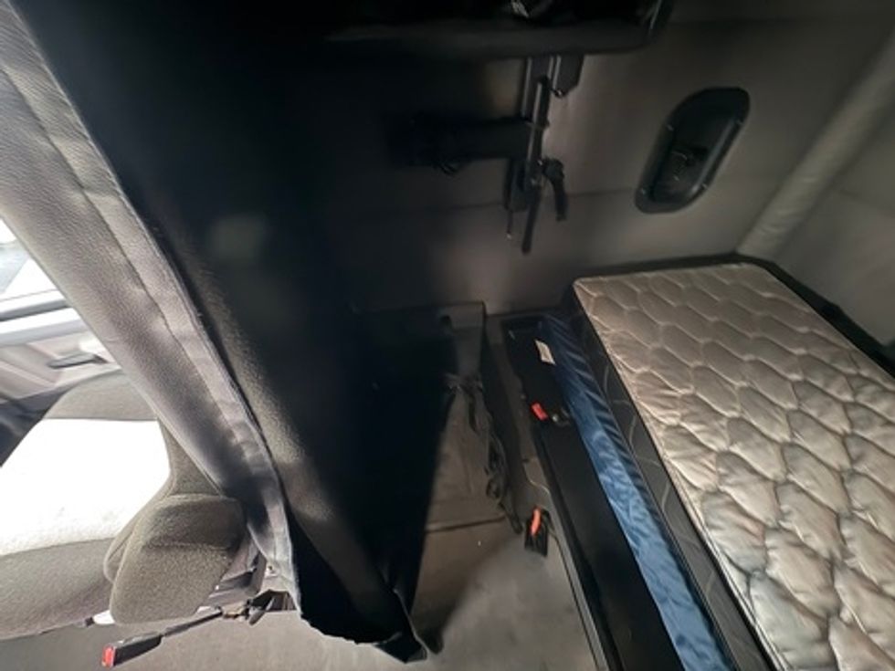 Sleeper Tractor-Heavy Duty Tractors-Freightliner-2022-T12664ST-South Plainfield-NJ-573,208\n\t\tmiles-$ 60,750 - Image 14