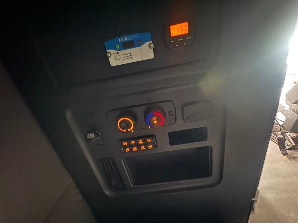 Sleeper Tractor-Heavy Duty Tractors-Freightliner-2022-T12664ST-South Plainfield-NJ-573,208\n\t\tmiles-$ 60,750 - Image 19