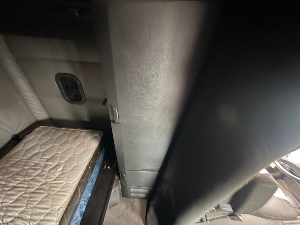 Sleeper Tractor-Heavy Duty Tractors-Freightliner-2022-T12664ST-South Plainfield-NJ-573,208\n\t\tmiles-$ 60,750 - Image 20