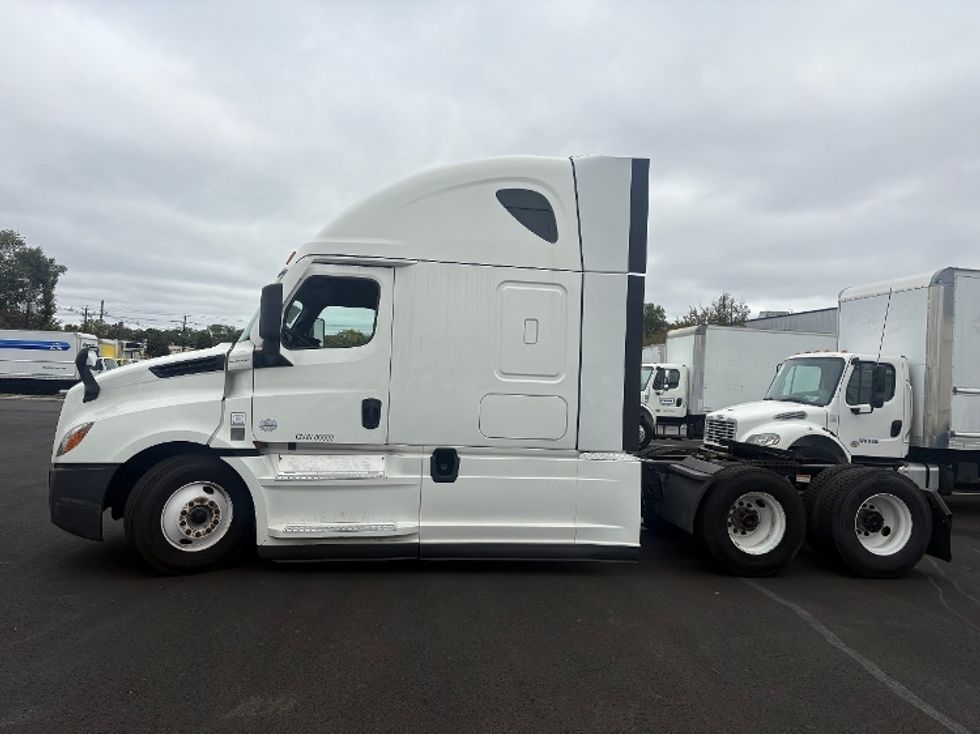 2022 Freightliner Cascadia 126" Sleeper Cab photo 2