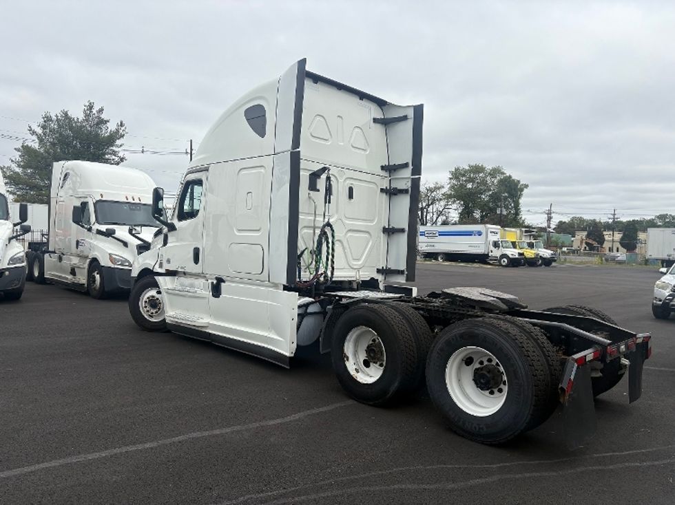 2022 Freightliner Cascadia 126" Sleeper Cab photo 3