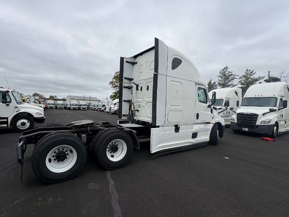 Sleeper Tractor-Heavy Duty Tractors-Freightliner-2022-T12664ST-South Plainfield-NJ-573,208\n\t\tmiles-$ 60,750 - Image 7
