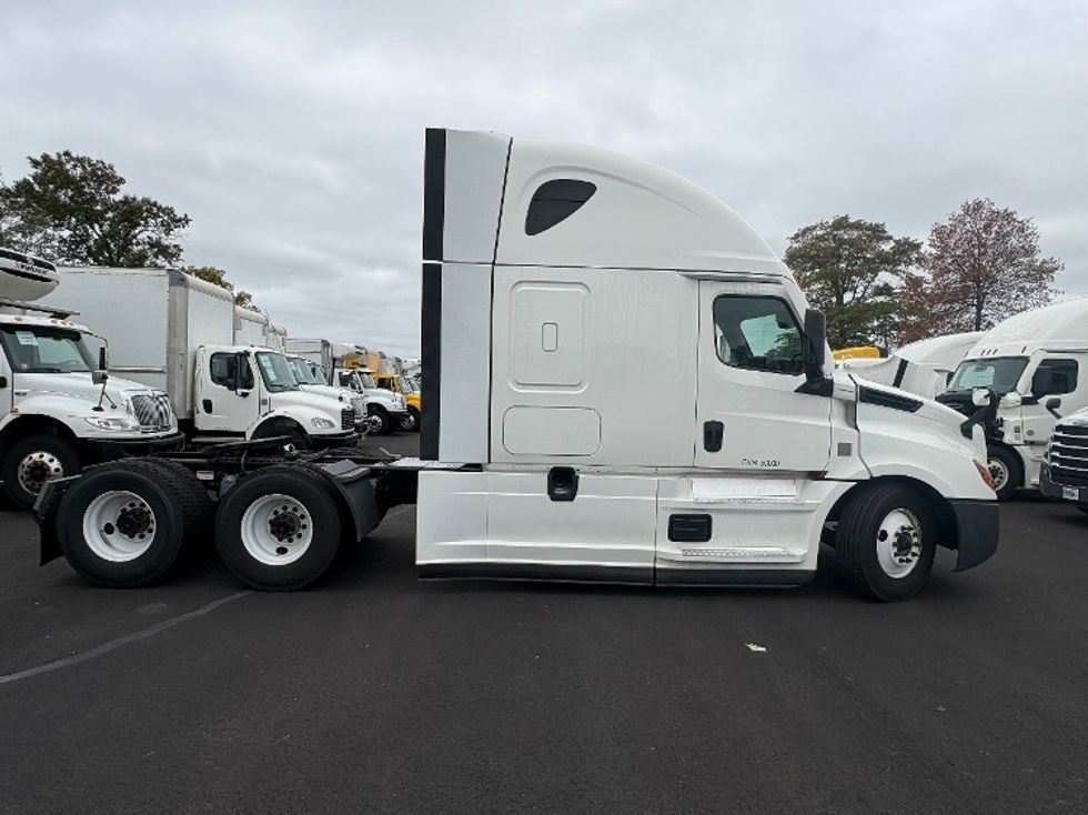 Sleeper Tractor-Heavy Duty Tractors-Freightliner-2022-T12664ST-South Plainfield-NJ-573,208\n\t\tmiles-$ 60,750 - Image 8