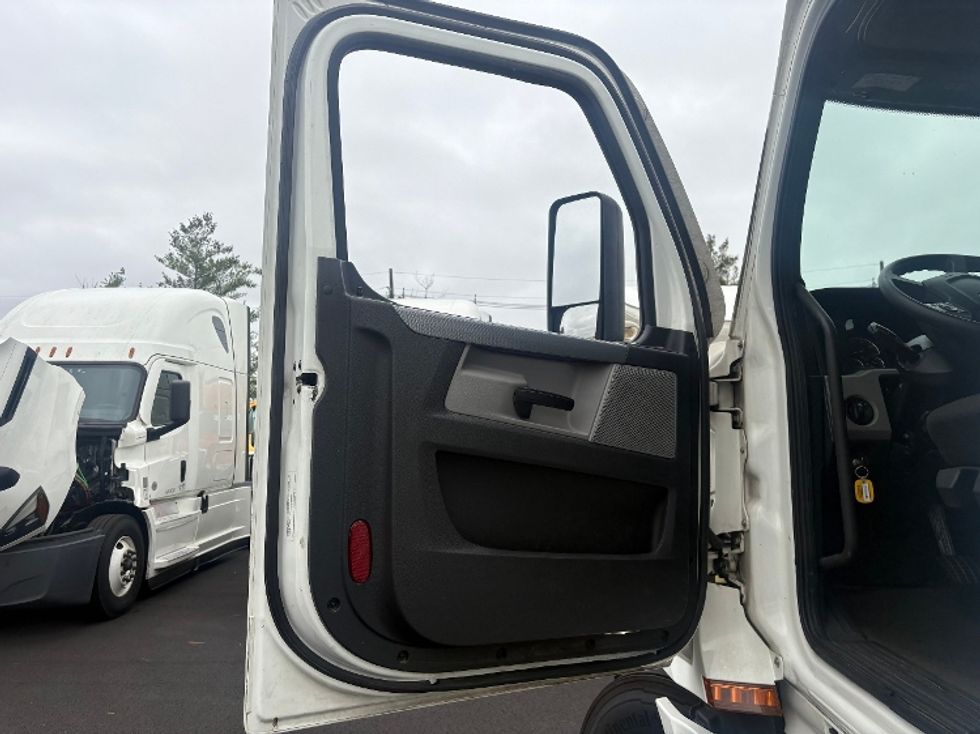 Sleeper Tractor-Heavy Duty Tractors-Freightliner-2022-T12664ST-South Plainfield-NJ-573,208\n\t\tmiles-$ 60,750 - Image 9