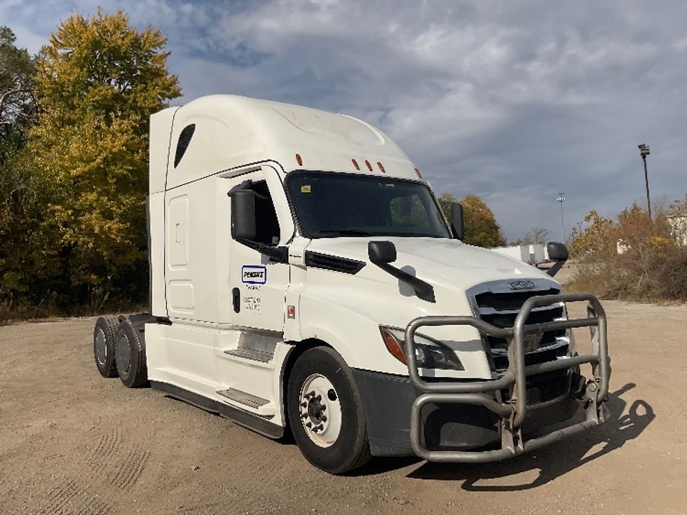 Sleeper Tractor-Heavy Duty Tractors-Freightliner-2022-T12664ST-South Plainfield-NJ-599,858\n\t\tmiles-$ 66,750 - Image 1