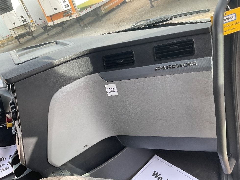 Sleeper Tractor-Heavy Duty Tractors-Freightliner-2022-T12664ST-South Plainfield-NJ-599,858\n\t\tmiles-$ 66,750 - Image 14