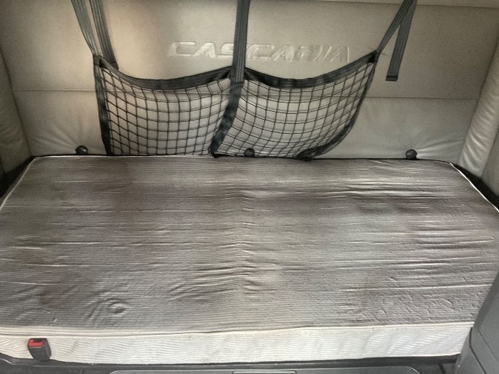 Sleeper Tractor-Heavy Duty Tractors-Freightliner-2022-T12664ST-South Plainfield-NJ-599,858\n\t\tmiles-$ 66,750 - Image 17