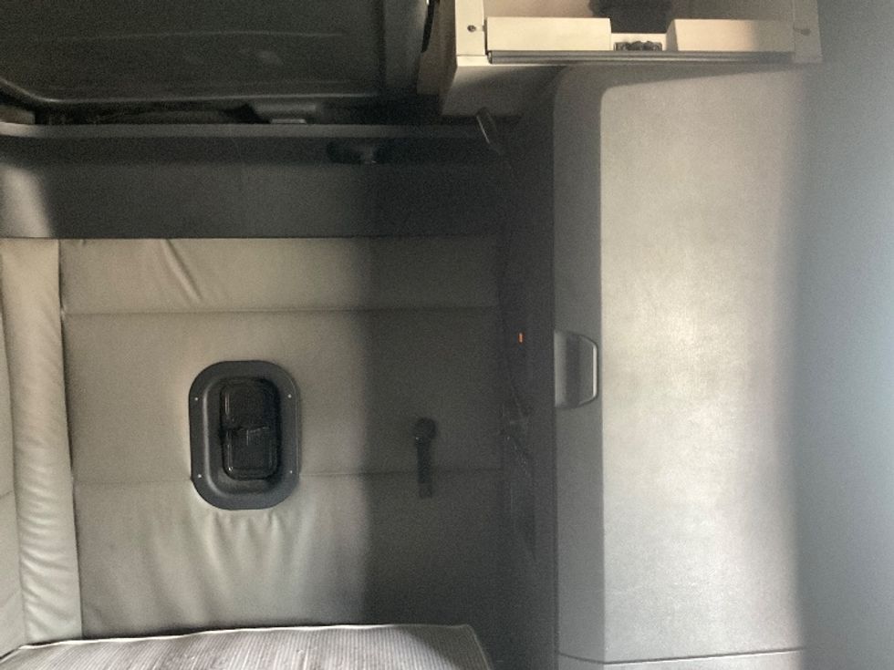 Sleeper Tractor-Heavy Duty Tractors-Freightliner-2022-T12664ST-South Plainfield-NJ-599,858\n\t\tmiles-$ 66,750 - Image 18