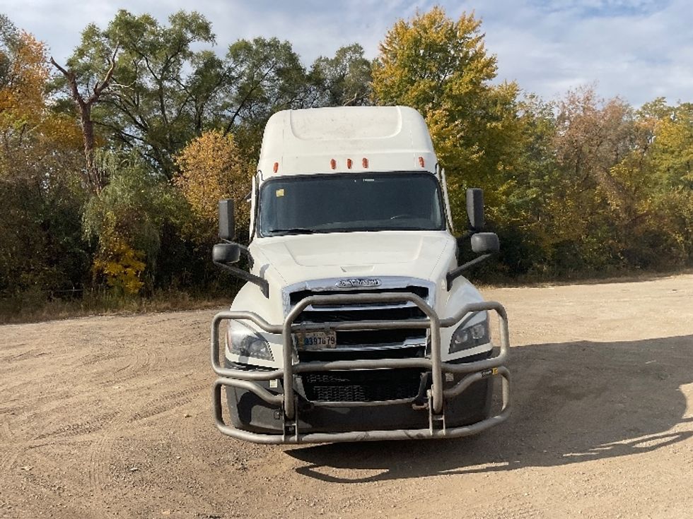 2022 Freightliner Cascadia 126" Sleeper Cab photo 2
