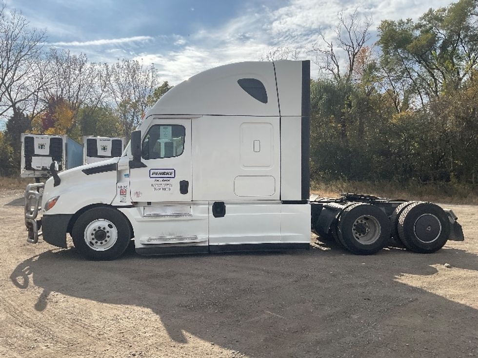 2022 Freightliner Cascadia 126" Sleeper Cab photo 4