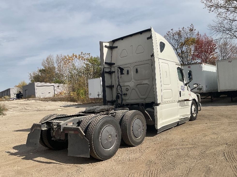 Sleeper Tractor-Heavy Duty Tractors-Freightliner-2022-T12664ST-South Plainfield-NJ-599,858\n\t\tmiles-$ 66,750 - Image 7