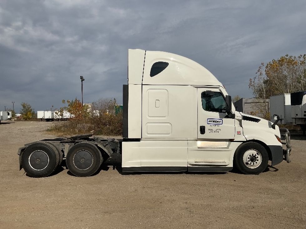 Sleeper Tractor-Heavy Duty Tractors-Freightliner-2022-T12664ST-South Plainfield-NJ-599,858\n\t\tmiles-$ 66,750 - Image 8