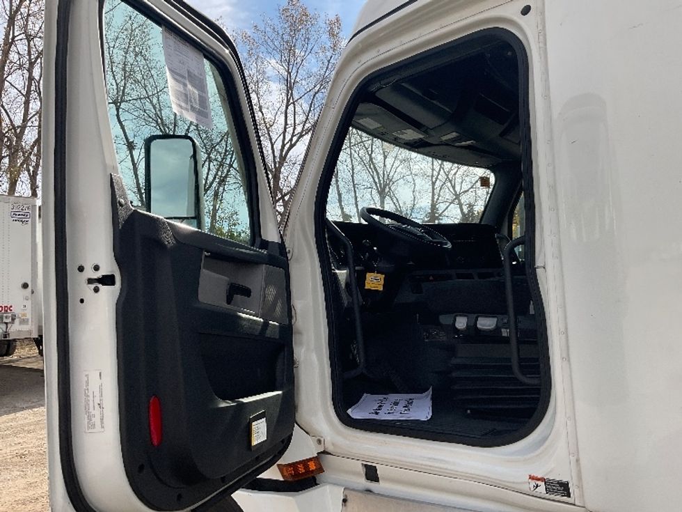 Sleeper Tractor-Heavy Duty Tractors-Freightliner-2022-T12664ST-South Plainfield-NJ-599,858\n\t\tmiles-$ 66,750 - Image 9