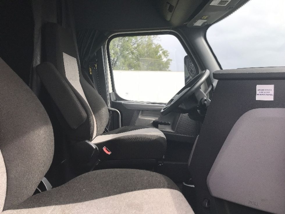 Sleeper Tractor-Heavy Duty Tractors-Freightliner-2022-T12664ST-Spartanburg-SC-342,877\n\t\tmiles-$ 85,750 - Image 15