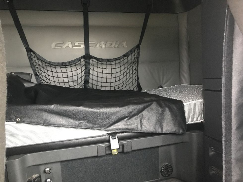 Sleeper Tractor-Heavy Duty Tractors-Freightliner-2022-T12664ST-Spartanburg-SC-342,877\n\t\tmiles-$ 85,750 - Image 16