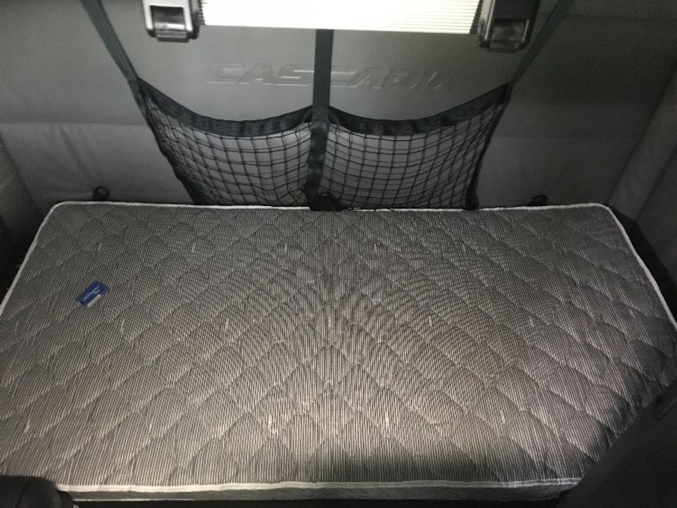 Sleeper Tractor-Heavy Duty Tractors-Freightliner-2022-T12664ST-Spartanburg-SC-342,877\n\t\tmiles-$ 85,750 - Image 17